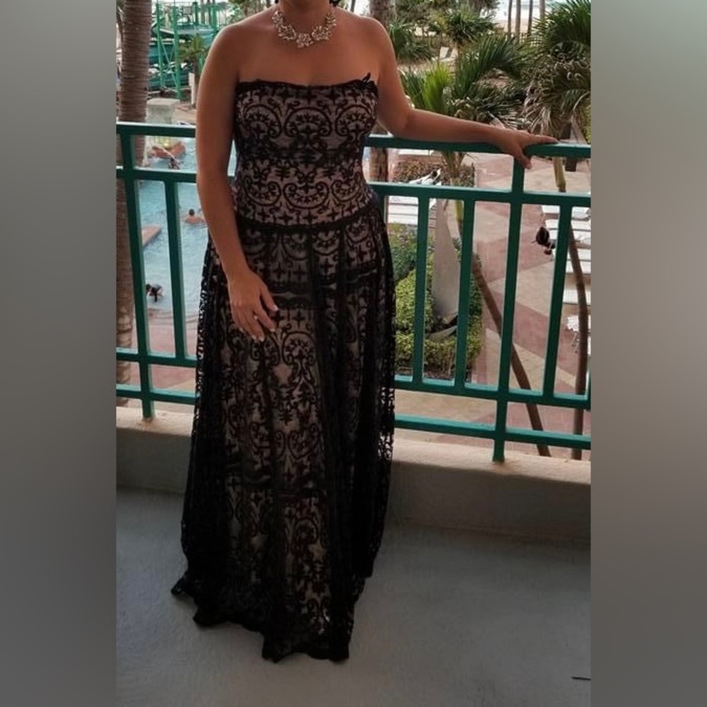 Va va voom dress.  Strapless, Black and cream colour.  size L Pre owner - Picture 6 of 7